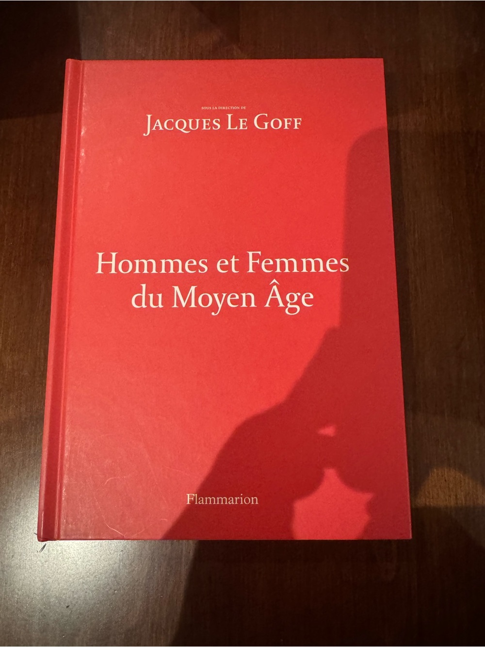 Red Hardcover Book - Hommes et Femmes du Moyen Âge (Jacques le Goff)